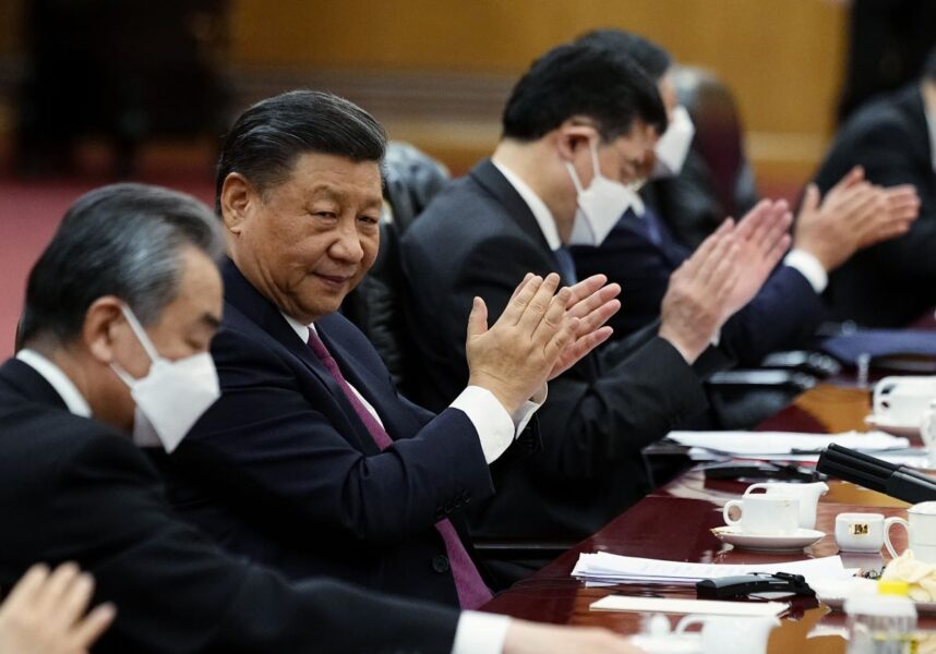 Kinas ledare, Xi Jinping (utan munskydd) har skaffat sig ett järngrepp om makten i Kina.