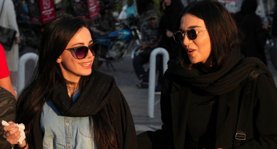 Två kvinnor promenerar i Tajrish-distriktet i norra Teheran utan hijab.