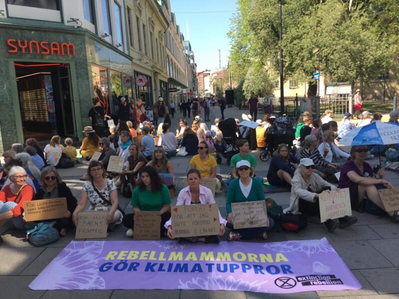 På gågatan Kungsgatan i Göteborg hade ett stort gäng rebellmammor samlats för att påminna de förbipasserande om klimatkrisen.