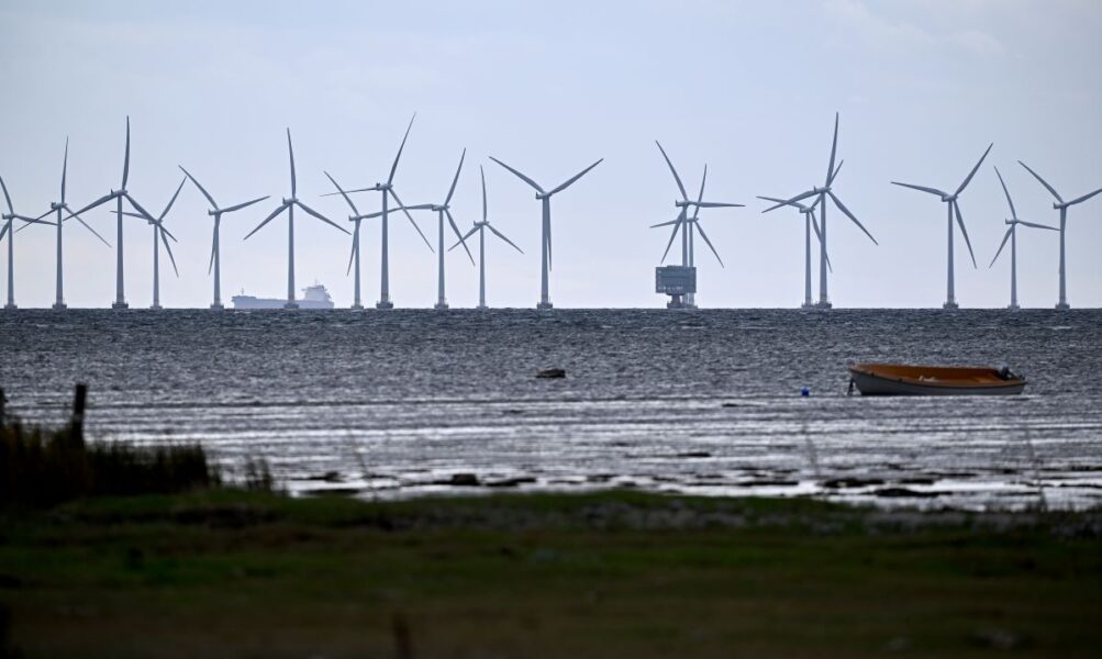 Havsbaserade vindkraftverk i Lillgrund vindkraftpark utanför Bunkeflostrand söder om Öresundsbron snurrar på i den hårda vinden.