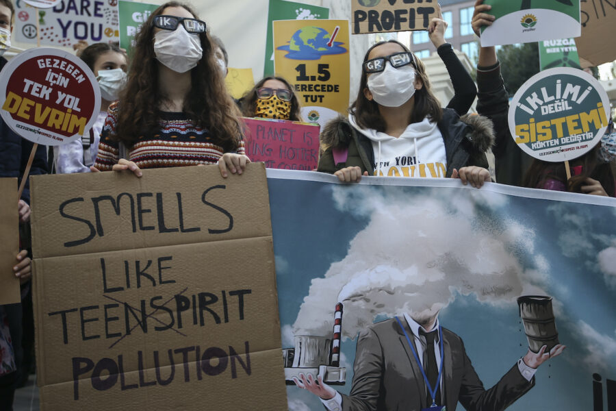 Demonstranter protesterar mot att Turkiet för för lite för att tackla klimatförändringarna i en protest i Istanbul 2021.