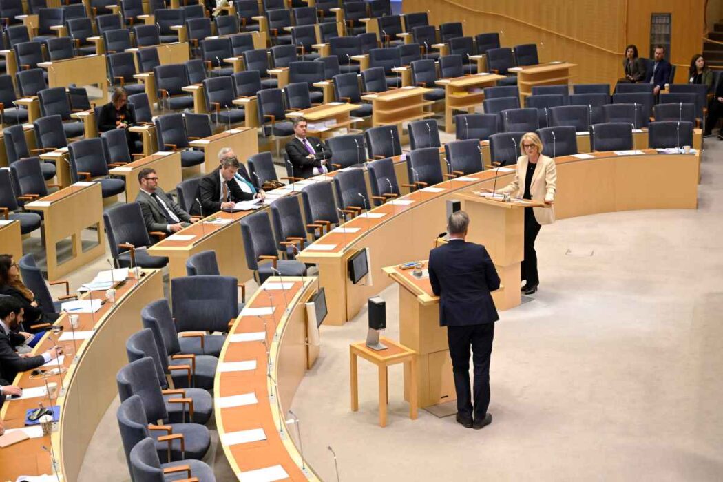 Skattesänkningarna har kostat staten 100 miljarder kronor om året men regeringen har inte gett en fullständig bild av vilka konsekvenser skattesänkningarna skulle få, menar Riksrevisionen.