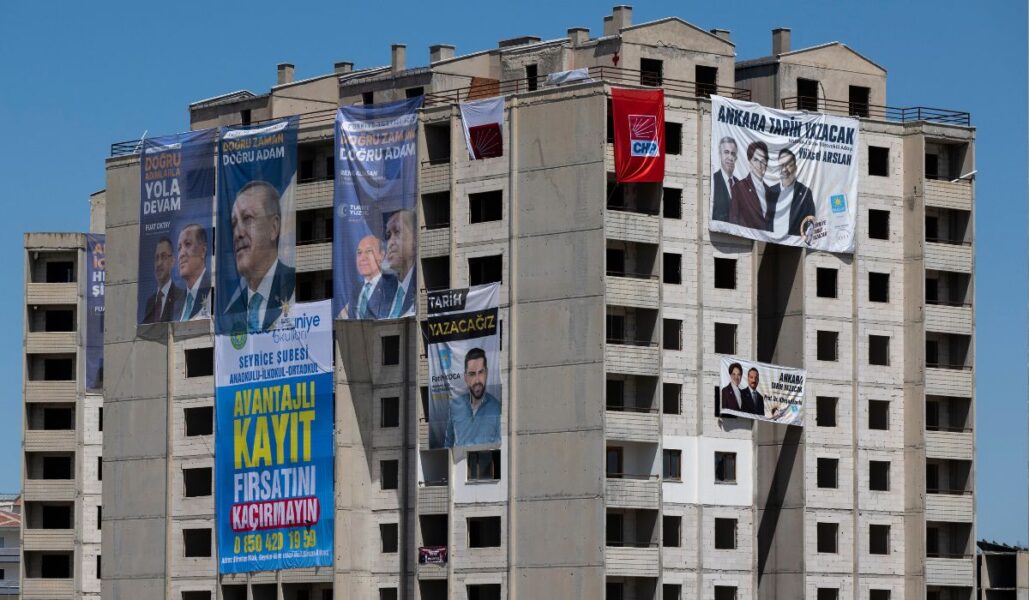 Valaffischer inför söndagens val i Turkiet på ett nybygge i Ankara.