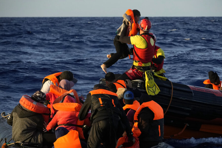 Migranter från Syrien och Sudan räddas efter att ha hamnat i sjönöd.