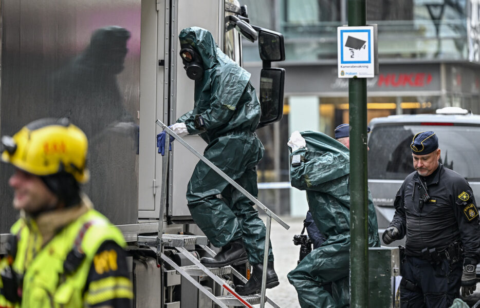 Så här såg det ut när polisens bombtekniker (i grön dräkt) och räddningstjänstens kemdykare (i silverfärgad dräkt) var på plats vid länsstyrelsen i centrala Malmö i mars efter att ett brev med vitt pulver hade mottagits.