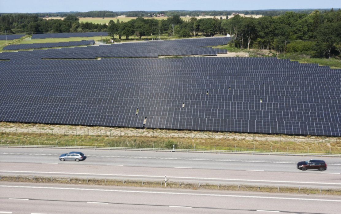 Satsningar i ny solenergi kommer i år för första gången att gå om de totala investeringarna i fossila bränslen, enligt Internationella energiorganet IEA.