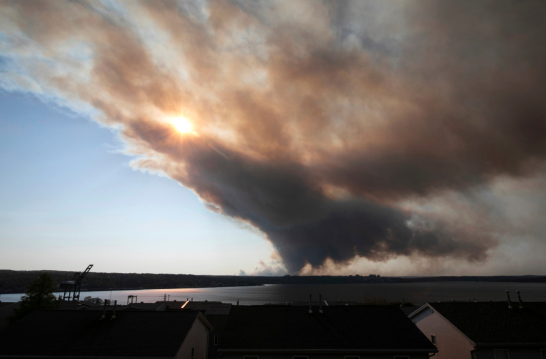 Stora rökmoln syns på himlen över Halifax i Nova Scotia i Kanada på måndagen.