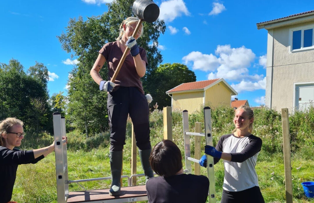 Elever på folkhögskolekursen Det goda livet på Färgelanda folkhögskola arbetar med att bygga en hönsgård.