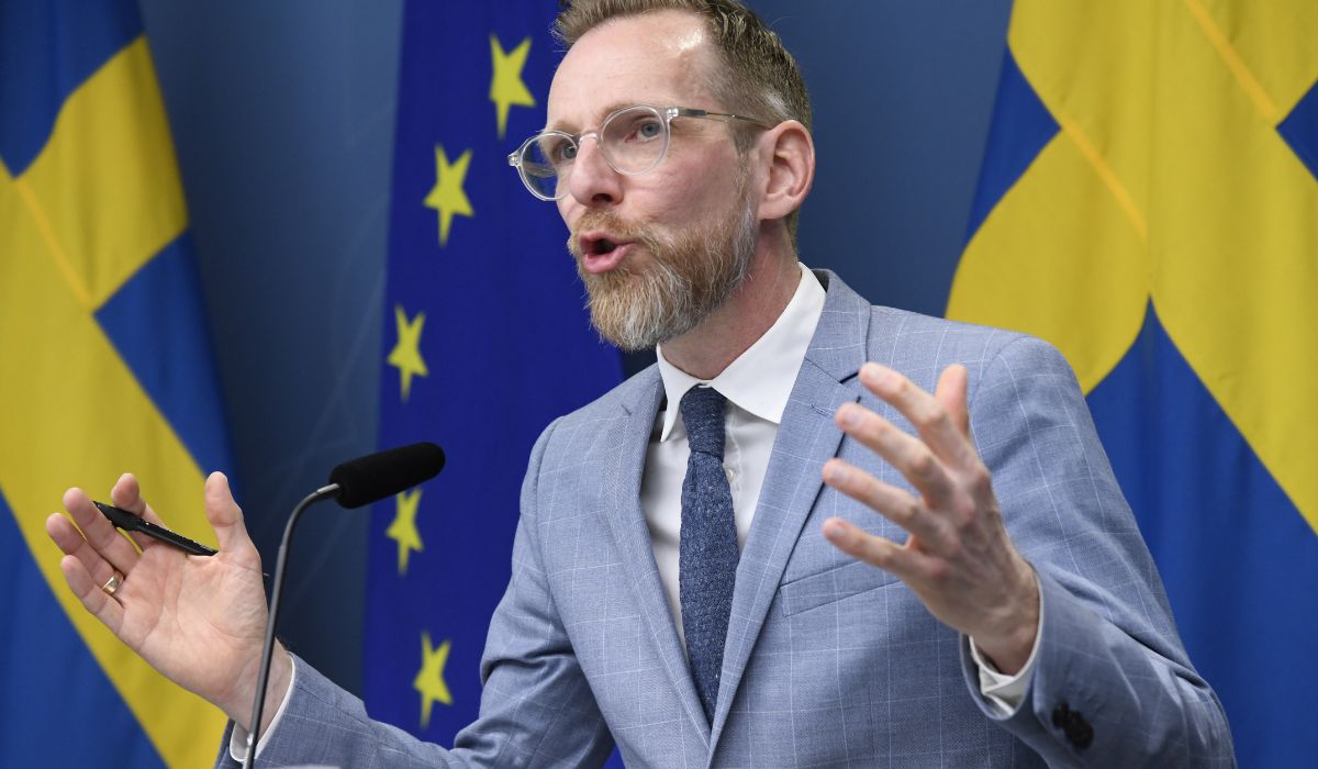 Det är angeläget att undersöka hur skärmtid och digitala medier påverkar hälsan hos unga, säger socialminister Jakob Forssmed (KD) när Folkhälsomyndigheten får uppdraget att ta reda på detta.