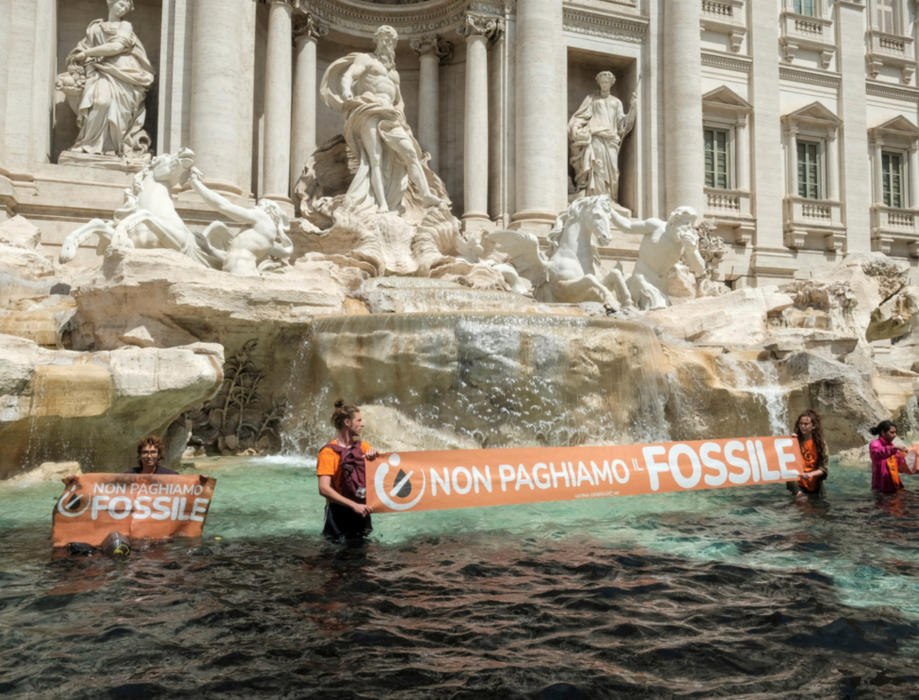 Klimatdemonstration i Fontana di Trevi i centrala Rom på söndagen.