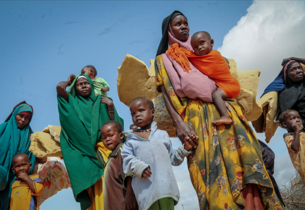 Somalier som flytt torkan på Afrikas horn, som är den värsta att drabba regionen på 40 år, anländer till ett flyktingläger utanför Mogadishu i juni 2022.