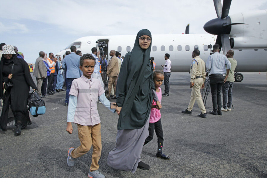 Människor flyr från striderna i Sudan till Somalia.