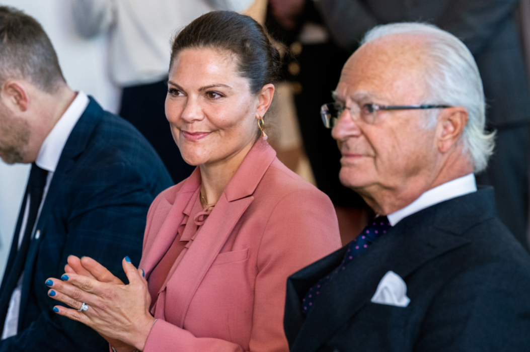 Kronprinsessan Victoria och kung Carl Gustaf är båda populära bland svenskarna.