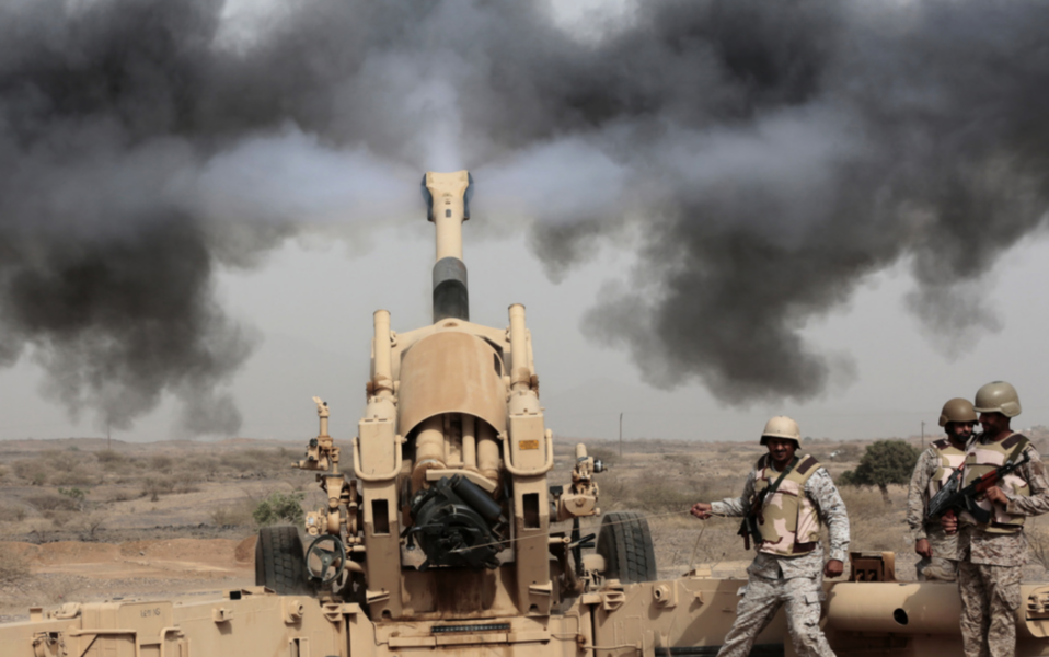 Saudiskt artilleri skjuter över gränsen mot Jemen, i konflikten där en saudiskledd koalition bekämpar Huthirebellerna i grannlandet.