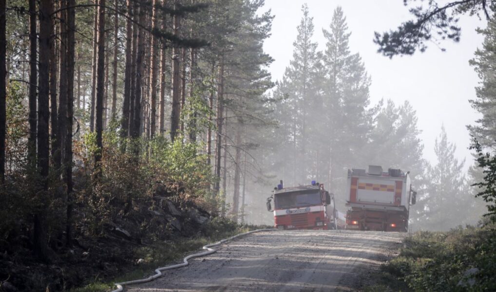 Den 100 hektar stora skogsbranden i Ljusdal är under kontroll, men inte släckt.