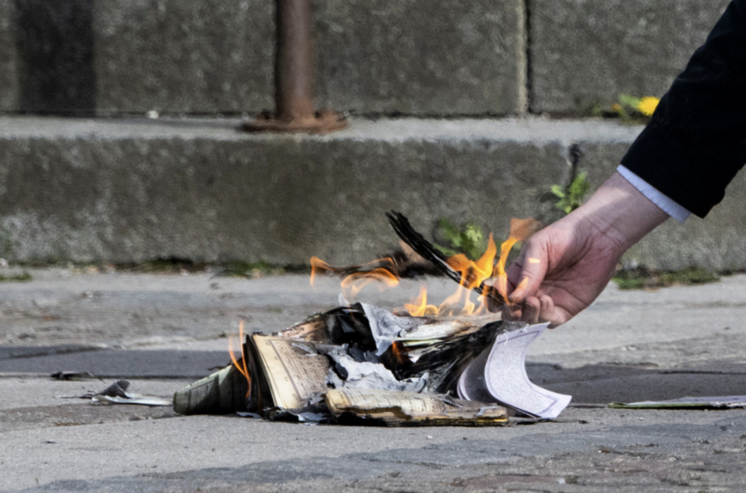 En koranbränning vid den högerextreme politikern Rasmus Paludans torgmöte i Västerås i maj förra året.