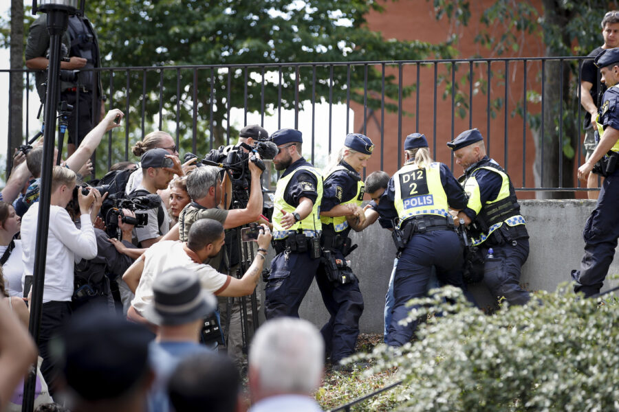 Polisen för bort en person under manifestationen utanför Stockholms moské.