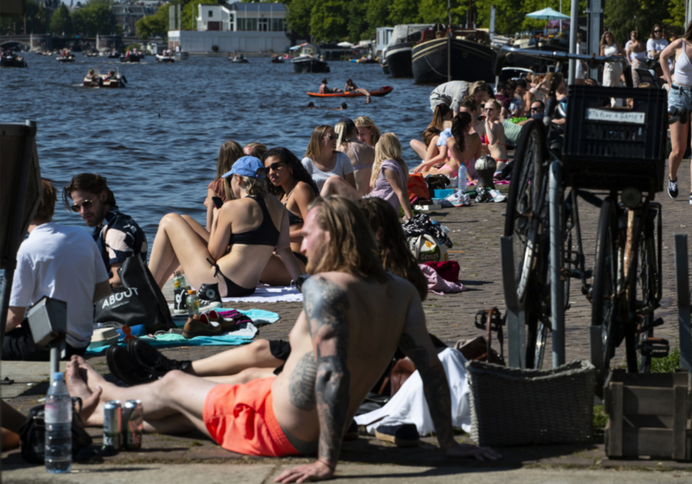Solbadare i Amsterdam.