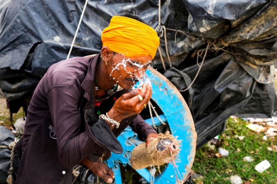 En man svalkar sig med vatten i Latitpurdistriktet i delstaten Uttar Pradesh.