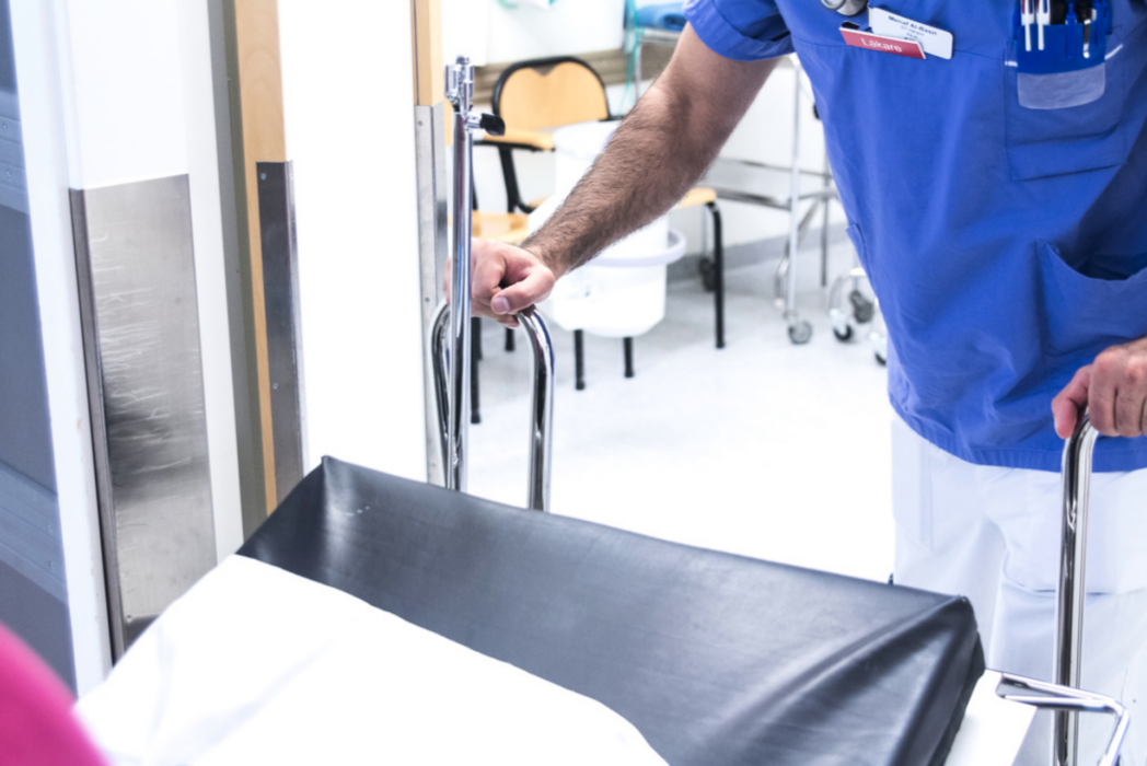 En nationell vårdförmedling ska enligt regeringen göra det enklare för regioner att ta hjälp av varandra för att korta vårdköerna.