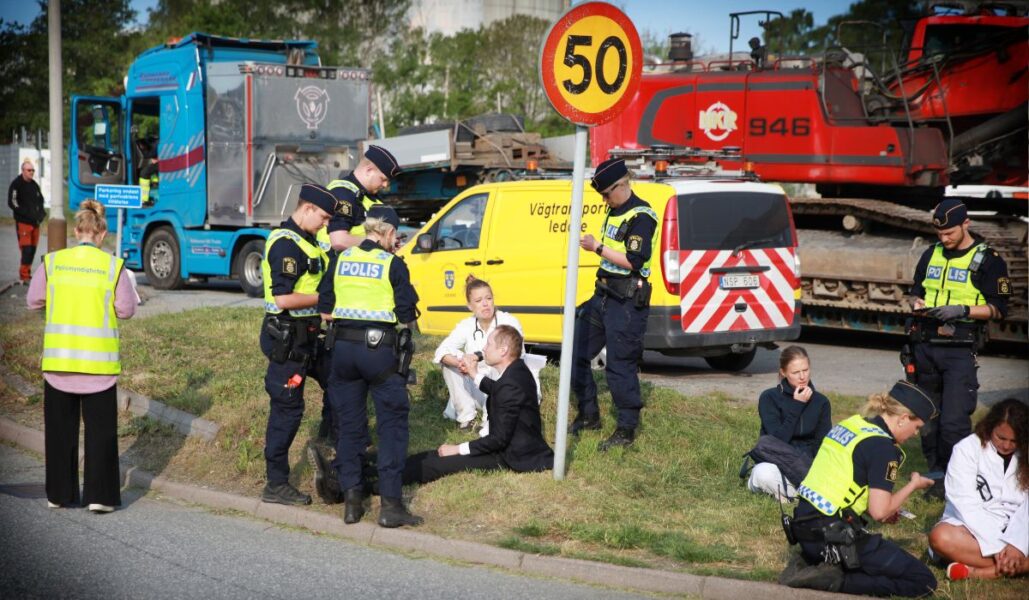 I samband med en blockad i Göteborg rapporteras 14 klimataktivister för ohörsamhet mot ordningsmakt.