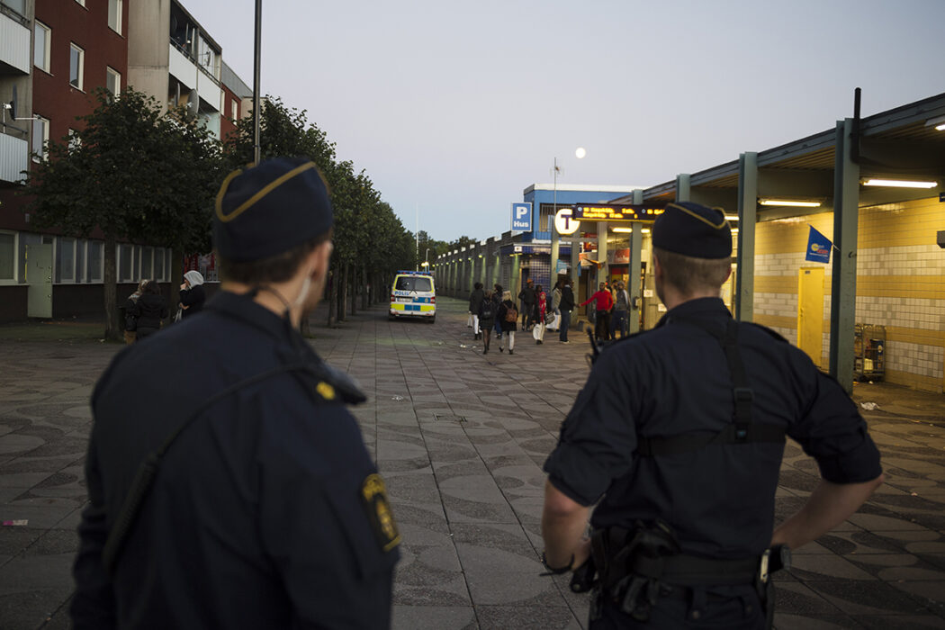 Ska kunna kroppsvisitera fler utlänningar.