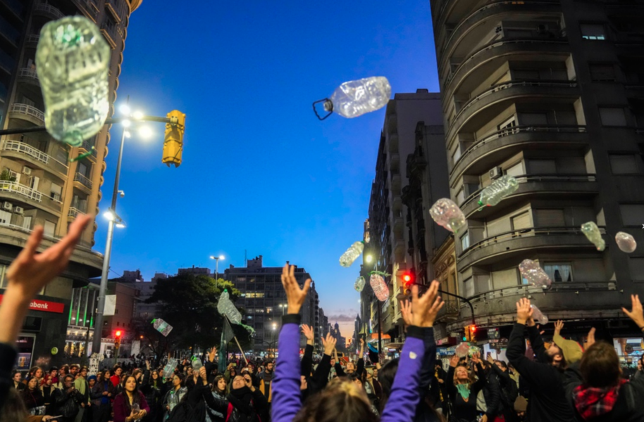 Stora protester har brutit ut i Uruguay efter det att regeringen har beslutat om att blanda dricksvattnet med saltvatten.