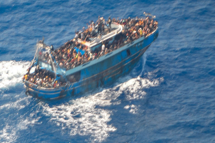 Endast 104 människor har räddats från den överfulla båten som sjönk utanför Greklands kust.