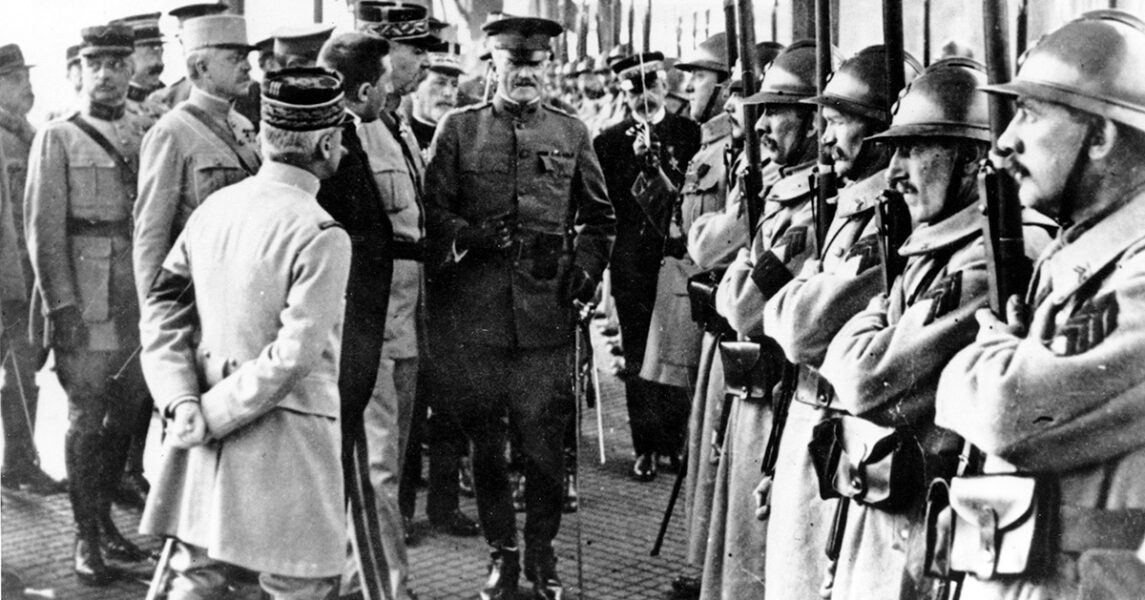 En amerikansk general inspekterar en fransk trupp i Boulogne under första världskriget.