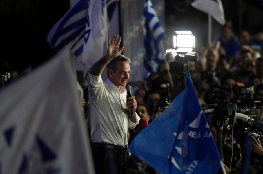 Greklands premiärminister Kyriakos Mitsotakis talar till anhängare utanför partihögkvarteret i Aten.