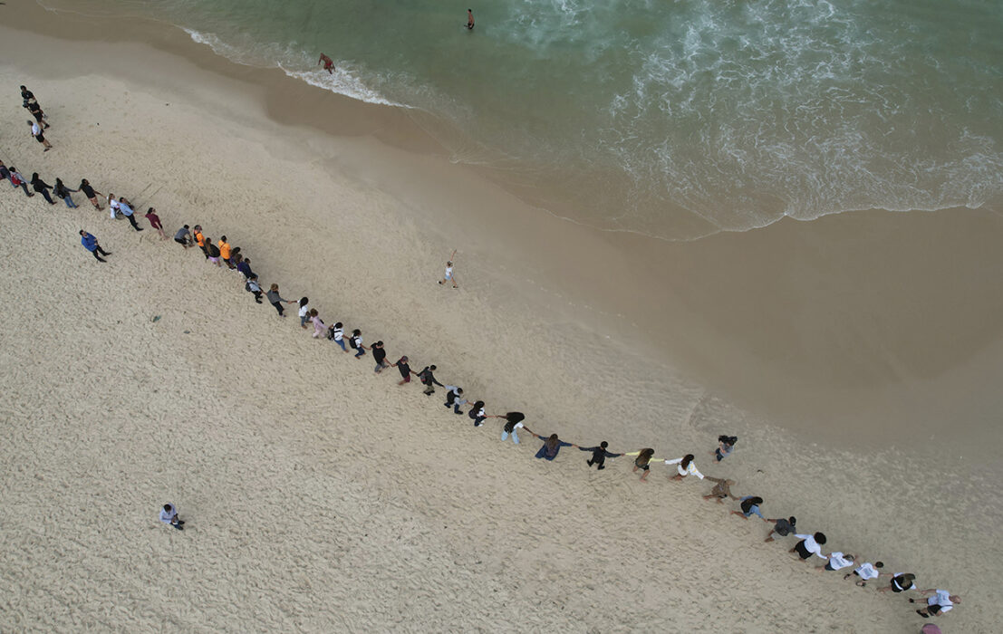Världshavsdagen 2022 hyllades med en gruppkram på Copacabana, Rio de Janeiro.
