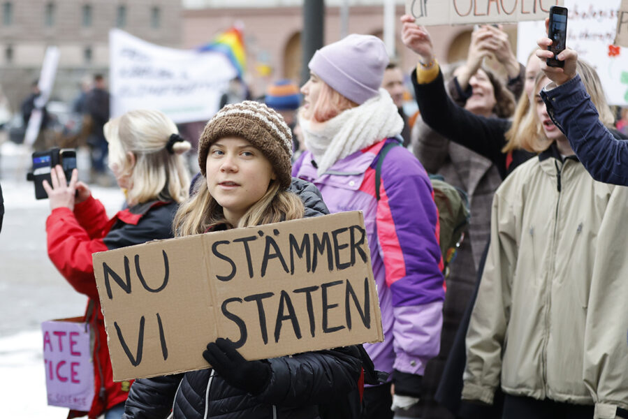 Klimataktivisten Greta Thunberg under den demonstration som den ungdomsledda organisationen Aurora gjorde inför inlämningen av sin stämningsansökan.
