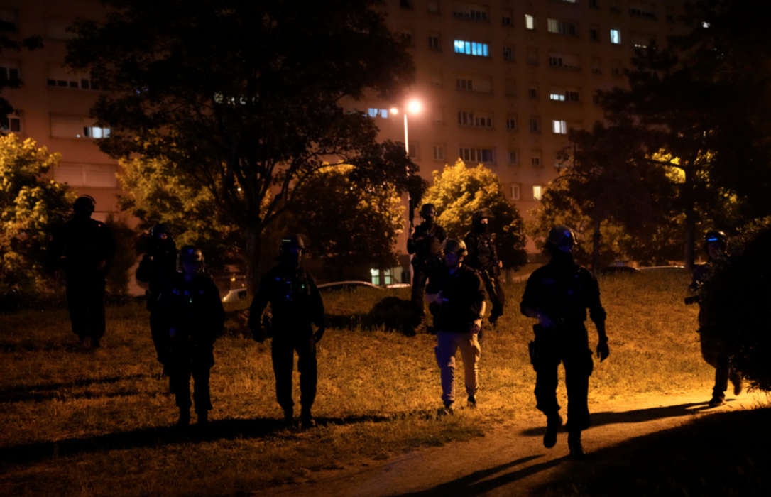 Poliser i Nanterre utanför Paris på onsdagskvällen.
