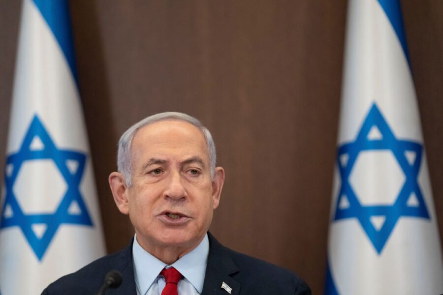 Israels premiärminister Benjamin Netanyahu under kabinettsmötet där han tillkännagav att regeringen går vidare med den kritiserade domstolsreformen.