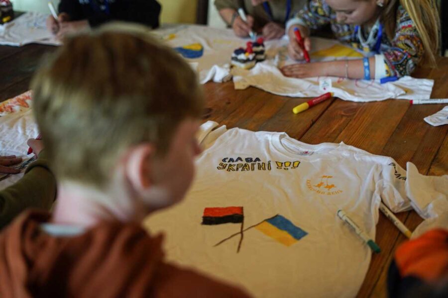 Tusentals barn har tvingats från sina hem sedan Rysslands invasion av Ukraina.
