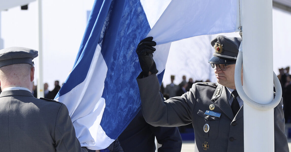 Finlands flagga hissas under ett Natomöte.