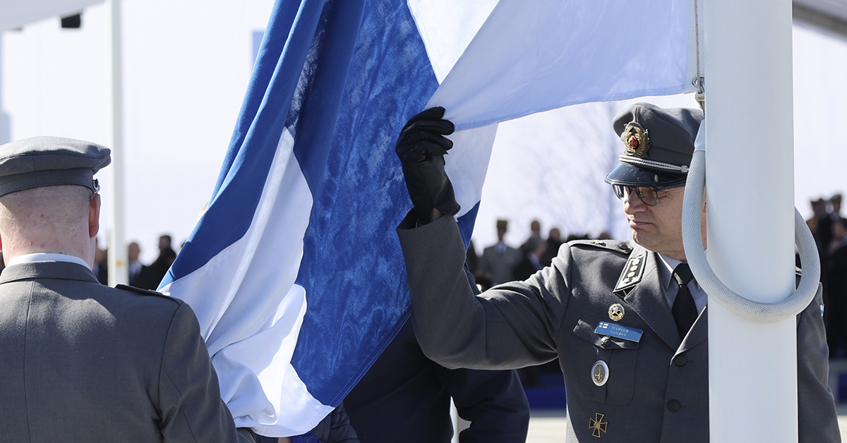 Finlands flagga hissas under ett Natomöte.