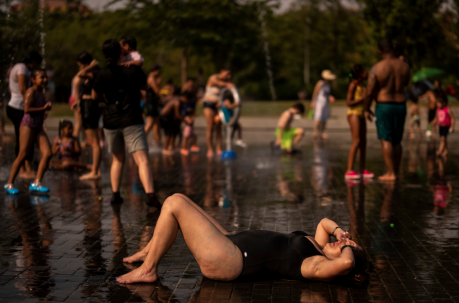 Människor svalkar sig i en park i Madrid under en värmevåg i juli förra året.
