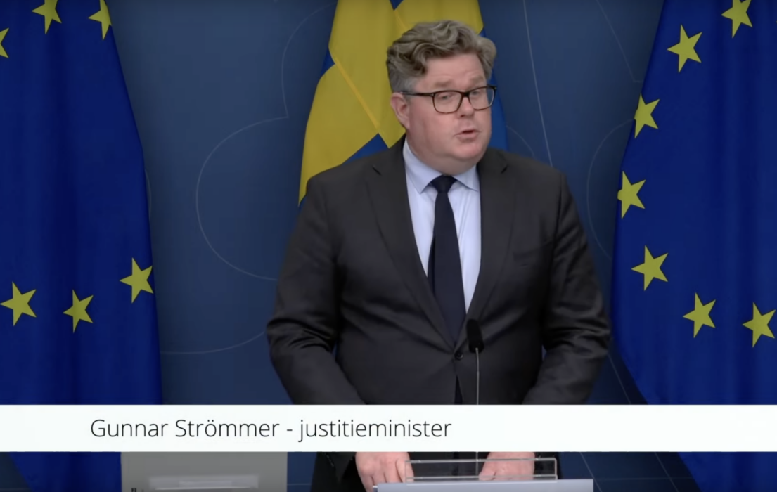 Skärmdump från regeringens pressträff med Gunnar Strömmer om "Nya effektivare verktyg till myndigheter".