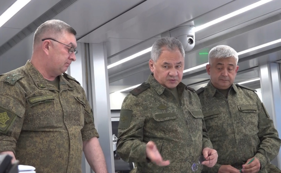 Det ryska försvarsdepartementet har delat en videofilm som påstås visa försvarsminister Sergej Sjojgu på besök hos ryska styrkor på ukrainskt territorium efter helgens kuppartade uppror mot honom.