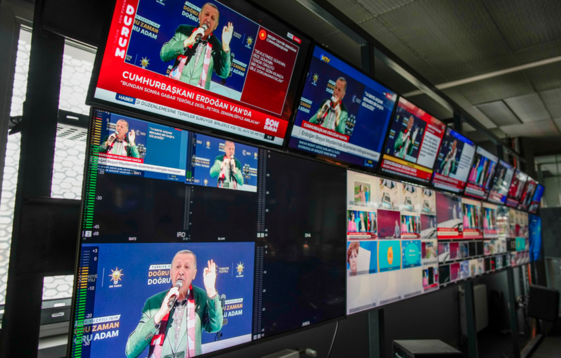 Turkiska tv-kanaler visar president Recep Tayyip Erdogan inför valet – inget ovanligt.