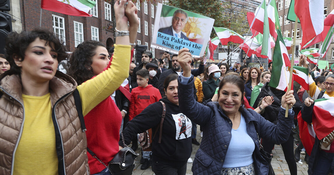 Exiliranier demonstrerar i Hamburg mot regimen i Iran.