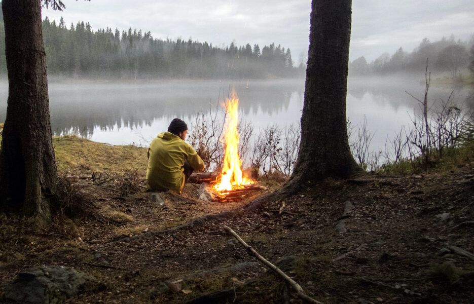 En av de viktigaste sakerna du kan göra för att överleva i vildmarken är att att göra upp en eld.