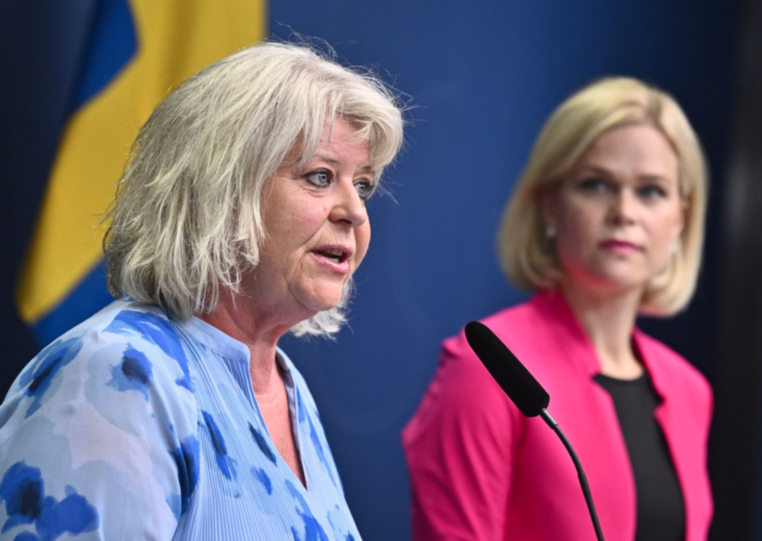 Socialtjänstminister Camilla Waltersson Grönvall och jämställdhets- och biträdande arbetsmarknadsminister Paulina Brandberg under en pressträff på måndagen.