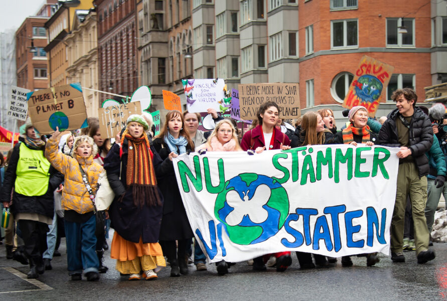 I november förra året marscherade ett tusental unga i Stockholm för att visa sitt stöd för stämningsansökan som Aurora lämnat in.