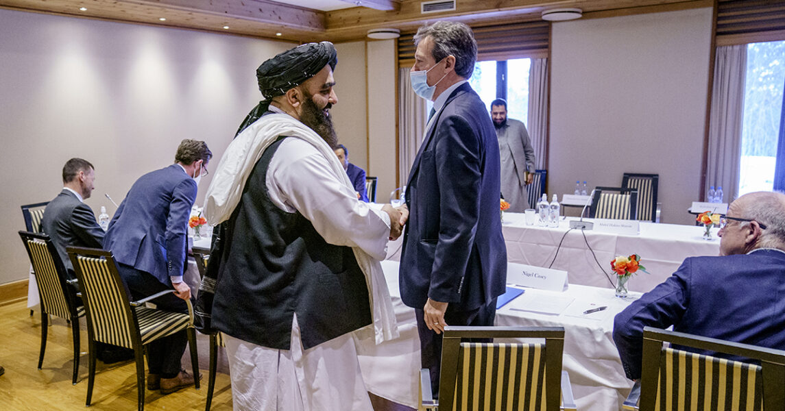 Talibanledaren Amir Khan Muttaqi på möte i Norge i januari 2022.