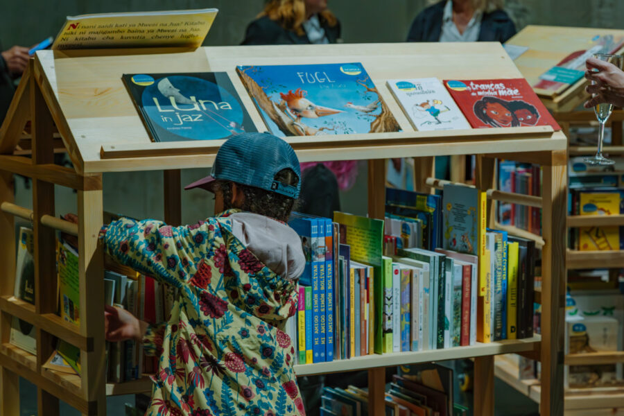 700 böcker på 67 olika språk ingår i det mobila barnbiblioteket Bibylon.