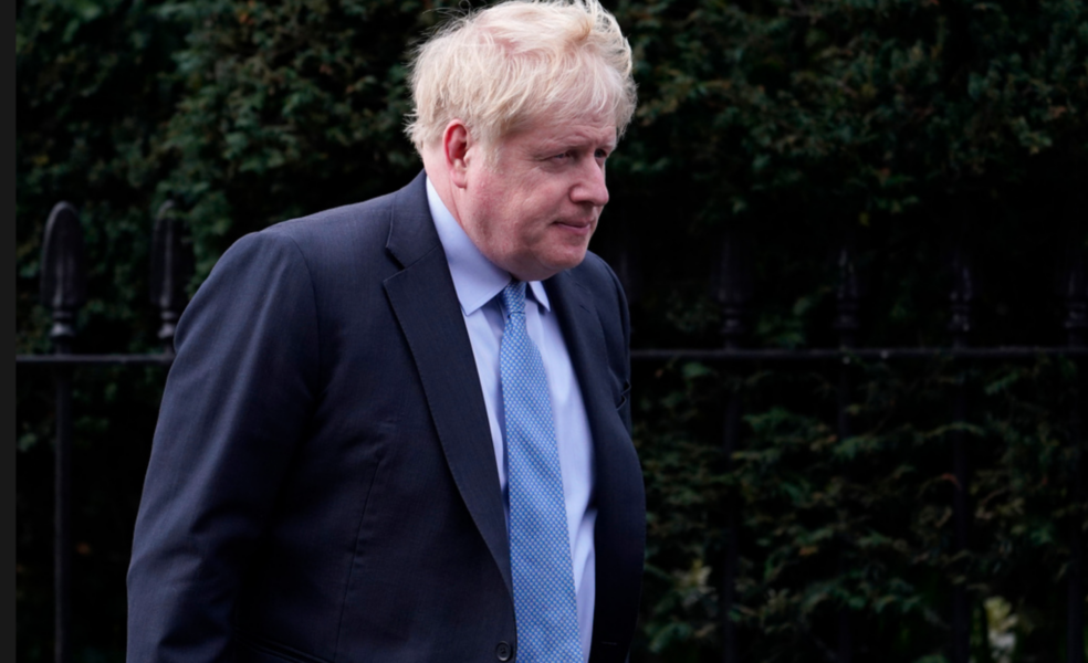 Storbritanniens tidigare premiärminister Boris Johnson portas från parlamentet.