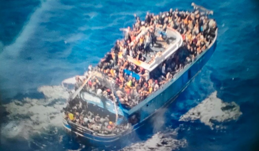 Ett foto som den grekiska kustbevakningen tog av migrantbåten innan den sjönk i onsdags.