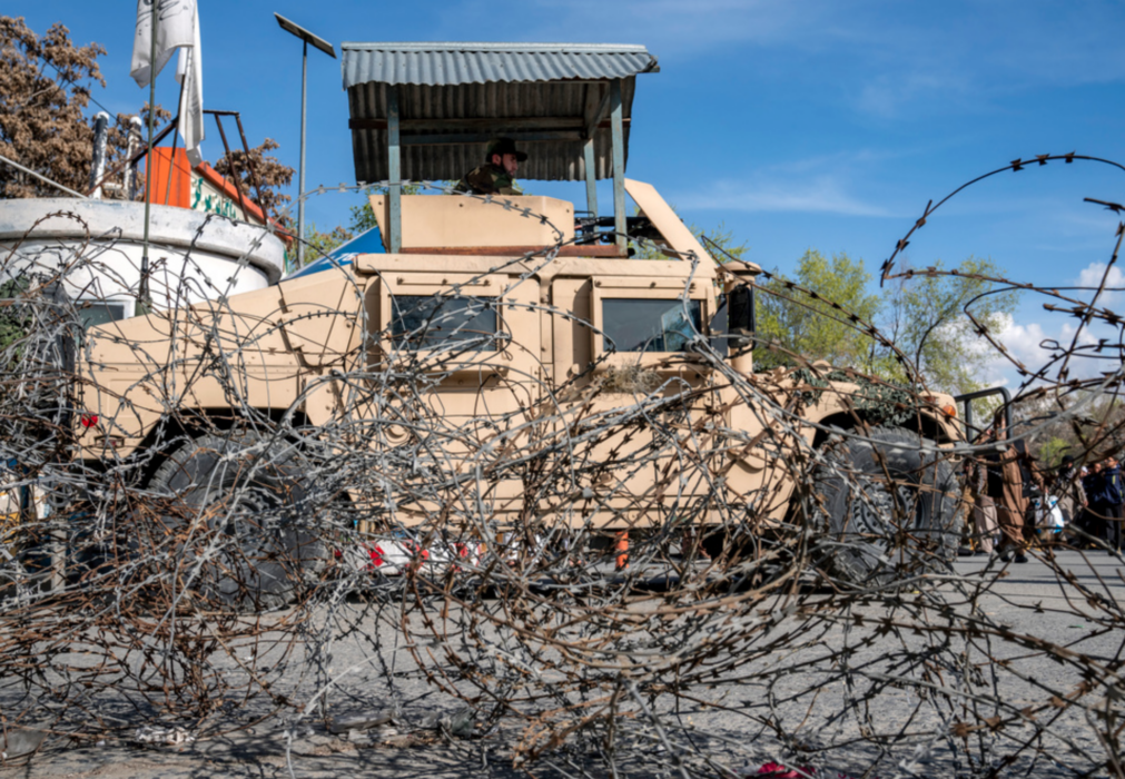 Talibaner på vakt efter ett bombdåd i närheten av utrikesdepartementet i Kabul i mars.